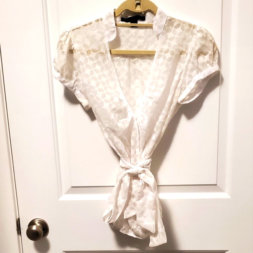 3/$30  🤍 sheer white wrap blouse with leaf design - sz med